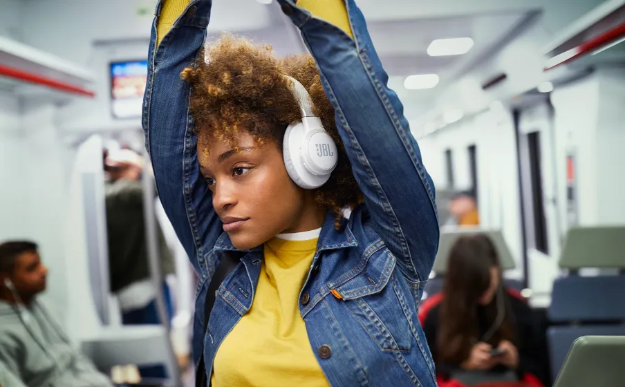 JBL LIVE 650BTNC Wireless Over-Ear Noise-Cancelling Headphones